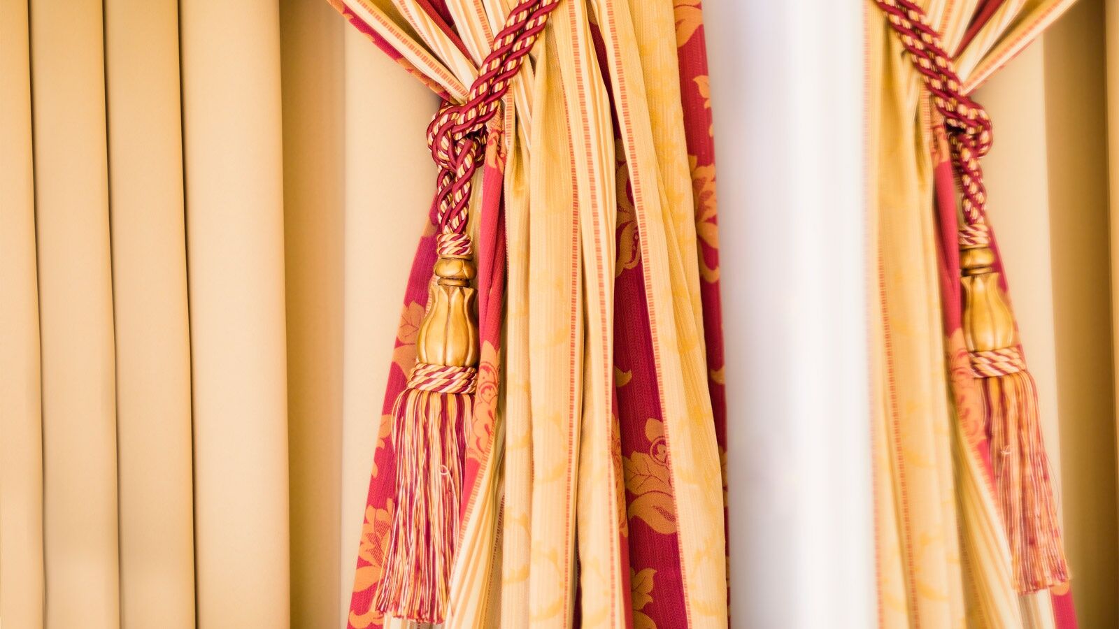 Luxury Family Hotel Royal Palace Прага Номер фото Curtains