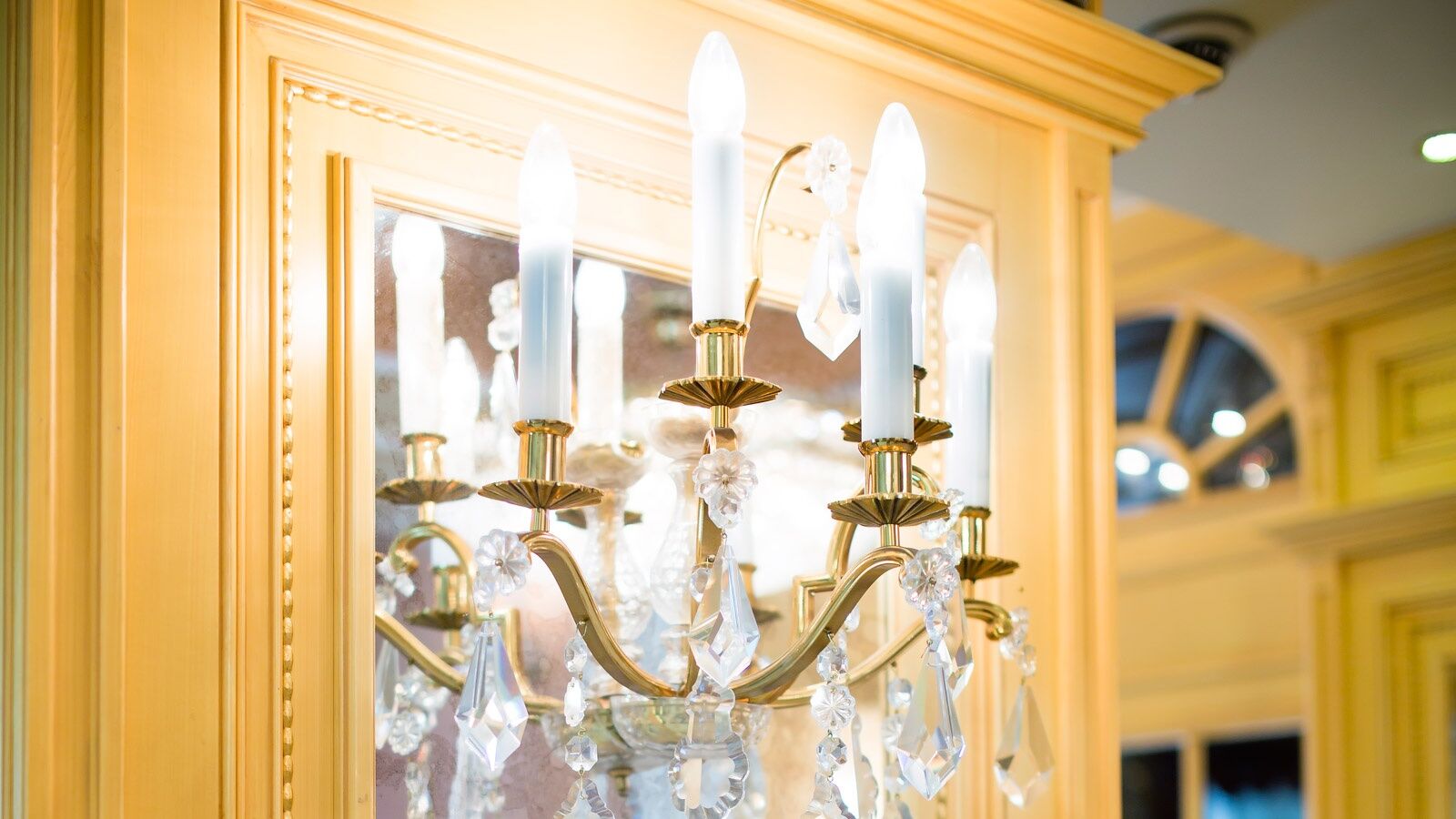 Luxury Family Hotel Royal Palace Прага Номер фото A chandelier