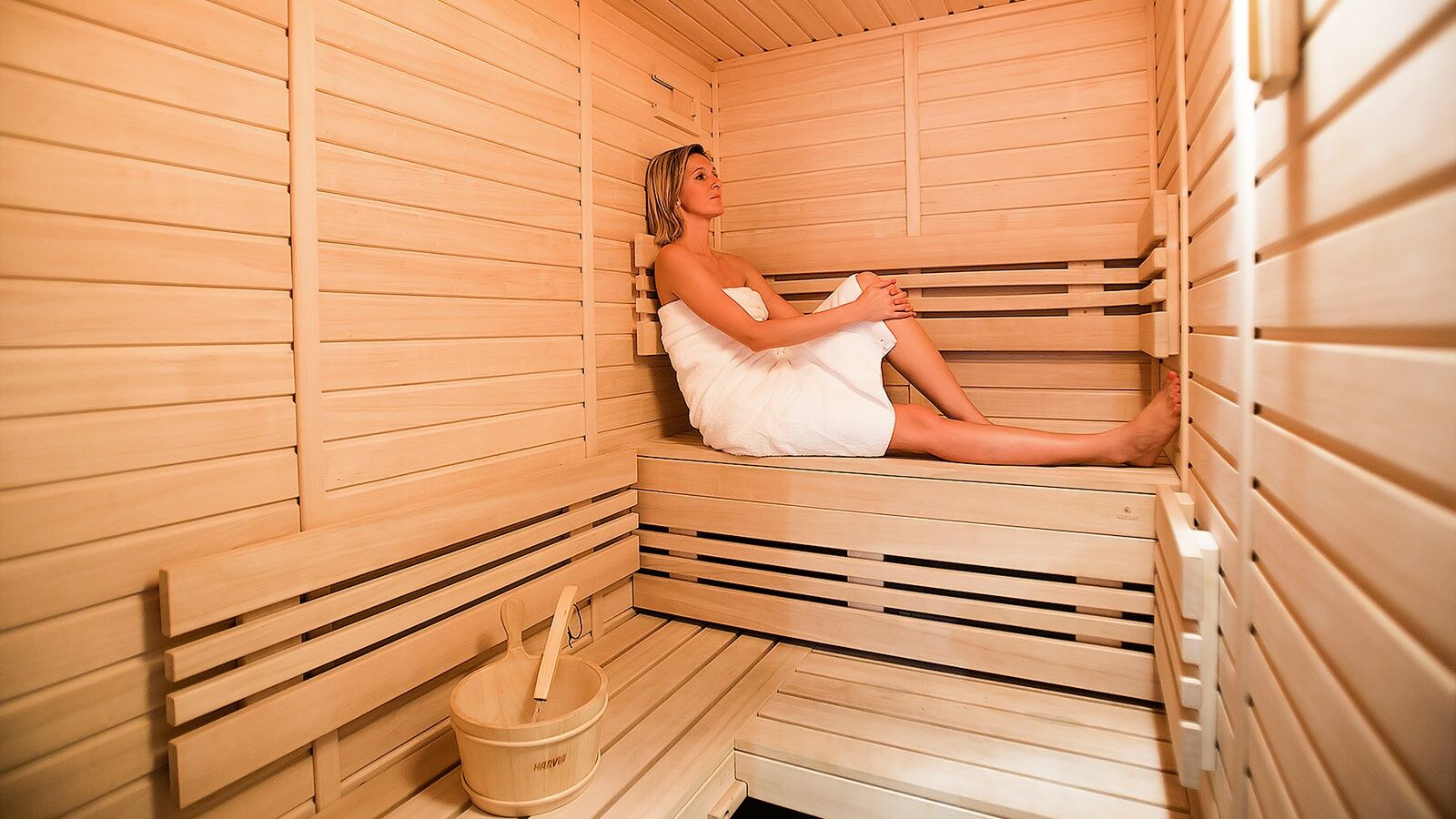 Luxury Family Hotel Royal Palace Прага Удобства фото A woman in a sauna